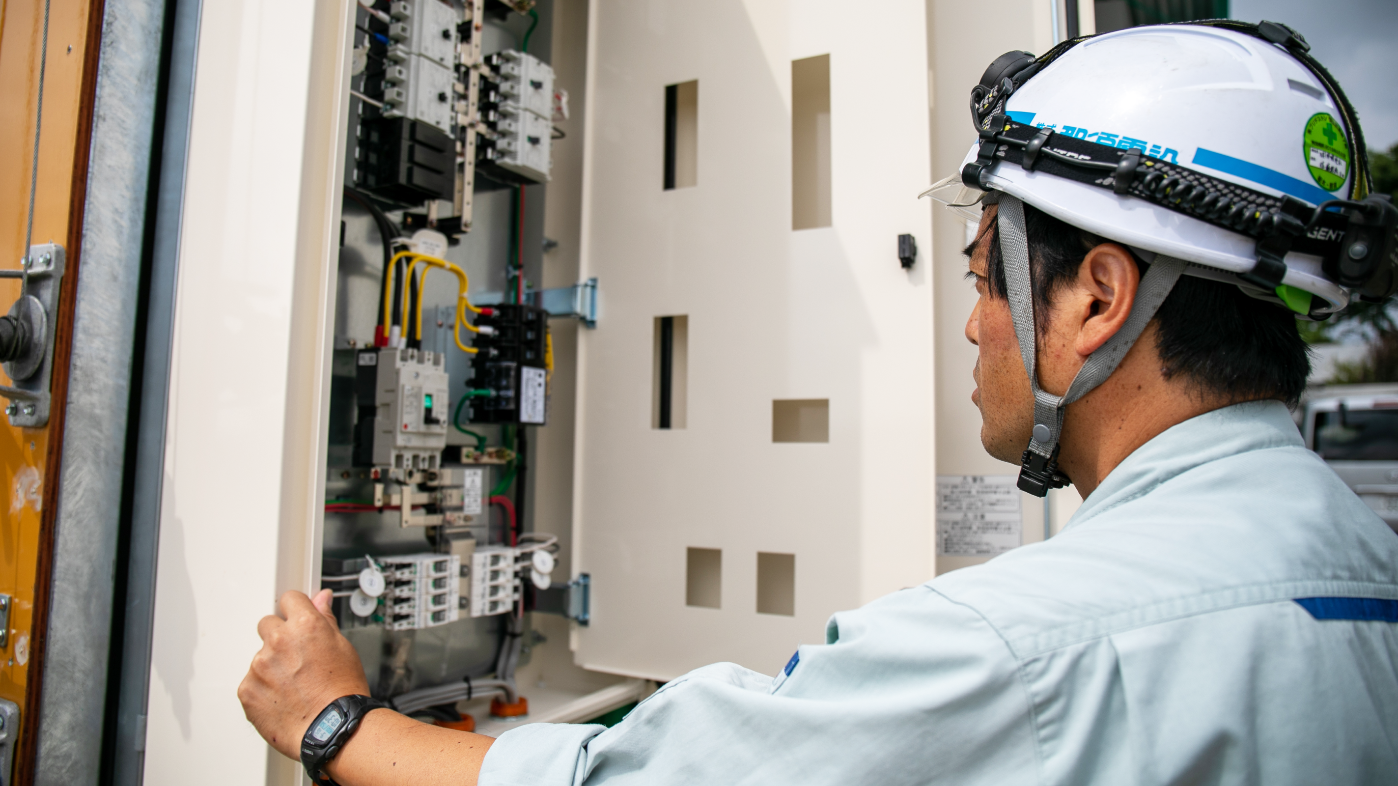 那須電設 技術者と梯子